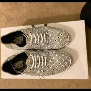 Lowtop grey vans with white flower detail